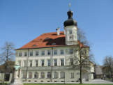 Haus mit Turm auf rechter Seite